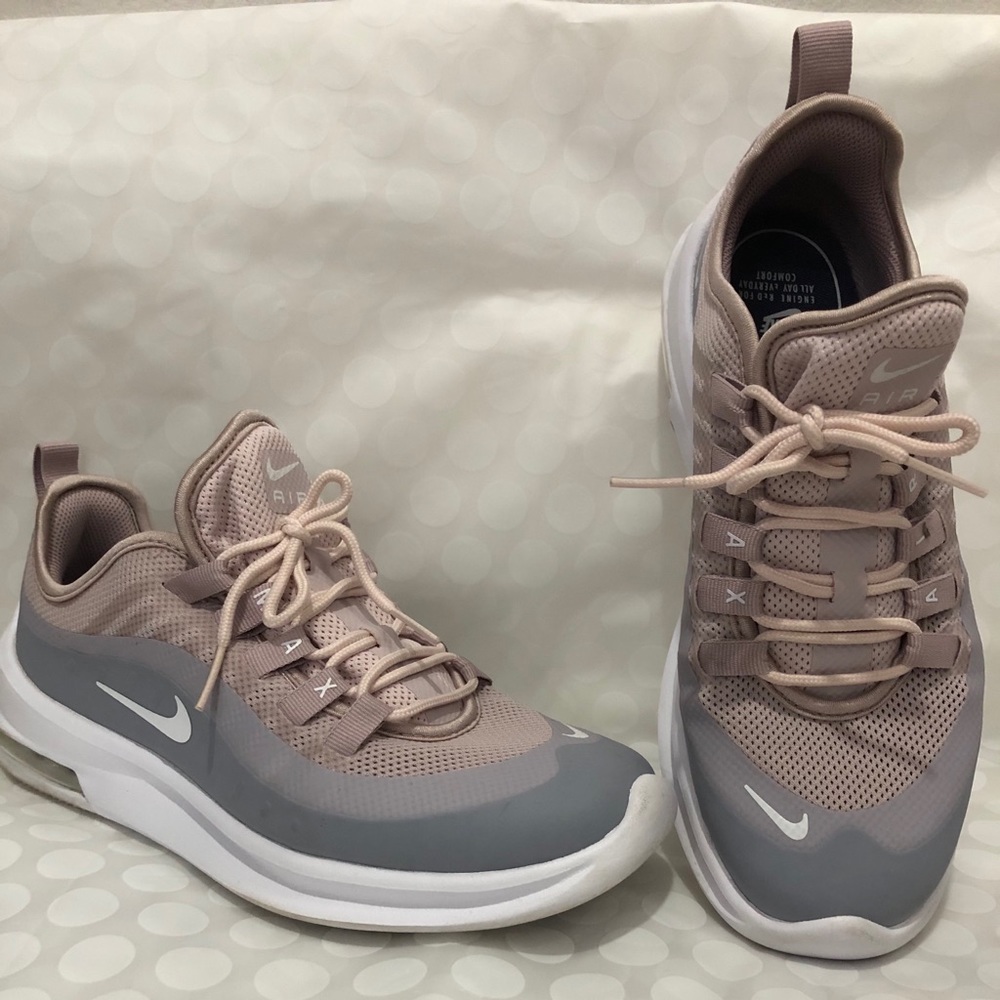 Nike Air Max Women’s Shoes. Size US 7.5.